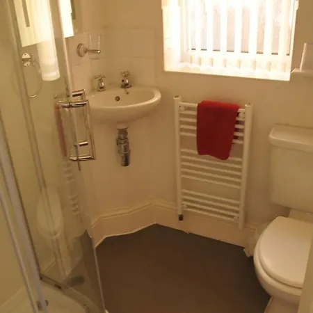 Robyn's Only Guest house 4*