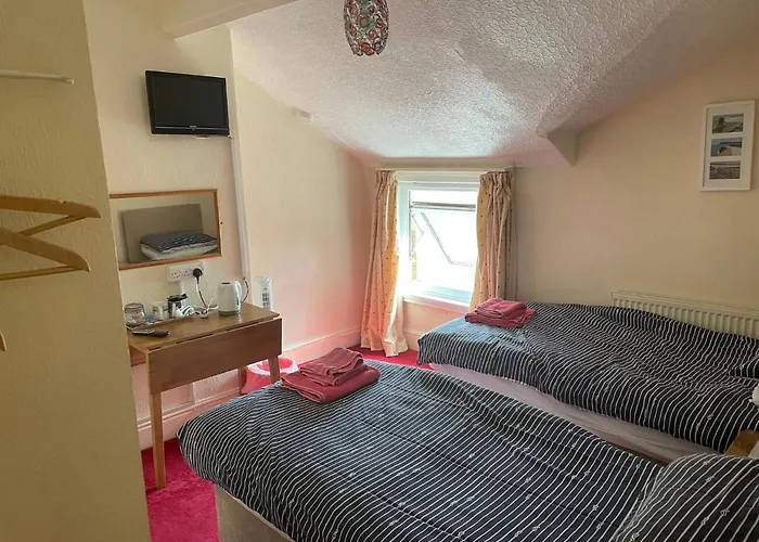 Robyn's Only Guest house 3*