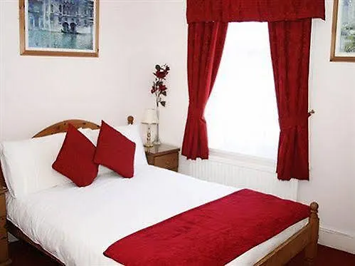 Robyn's Only Guest house Scarborough